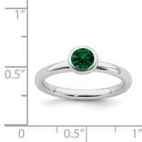 Prsten s niskim okruglim smaragdom u srebrnom srebrnom prstenu.