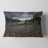 Dizajnirati tamno nebo preko kristalno čistog jezera - pejzažni tiskani jastuk za bacanje - 12x20